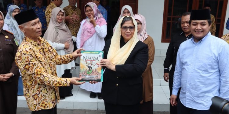 Pj Wali Kota Kediri Zanariah bersama Forkompimda saat berkunjung ke Ponpes Wali Barokah. Foto: Dok. Ponpes Wali Barokah