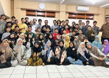 Genersai muda LDII Kecamatan Beji berpose selesai mengikuti asrama pengajian Alqur'an dan kegiatan kemandirian mengemas cemilan (30/3) Foto: LINES