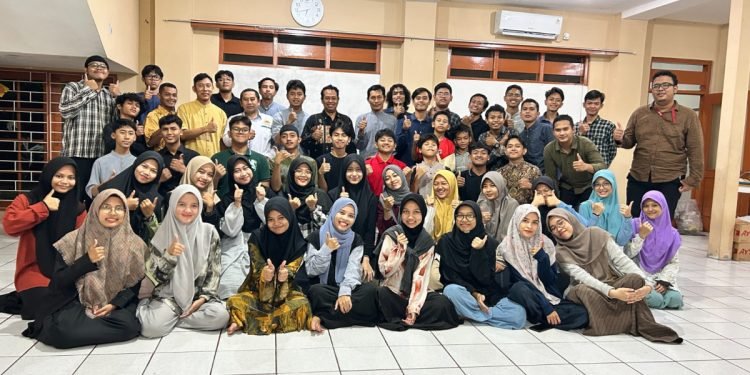 Genersai muda LDII Kecamatan Beji berpose selesai mengikuti asrama pengajian Alqur'an dan kegiatan kemandirian mengemas cemilan (30/3) Foto: LINES