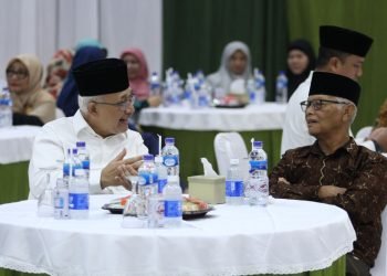 Ketua Umum DPP LDII KH Chriswanto Santoso bersama Ketua Umum Majelis Ulama Indonesia (MUI) KH Muhammad Anwar Iskandar. Foto: LINES