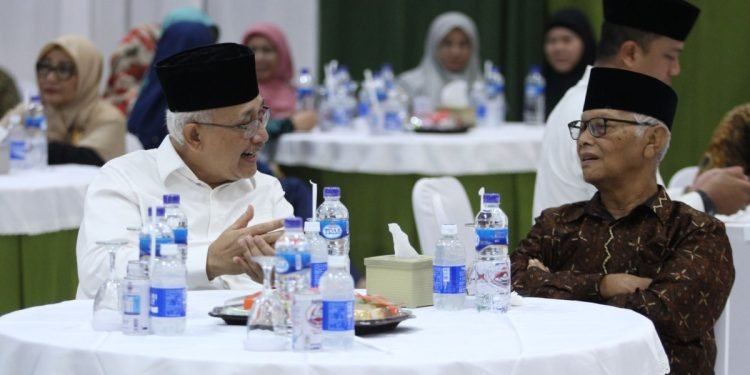 Ketua Umum DPP LDII KH Chriswanto Santoso bersama Ketua Umum Majelis Ulama Indonesia (MUI) KH Muhammad Anwar Iskandar. Foto: LINES