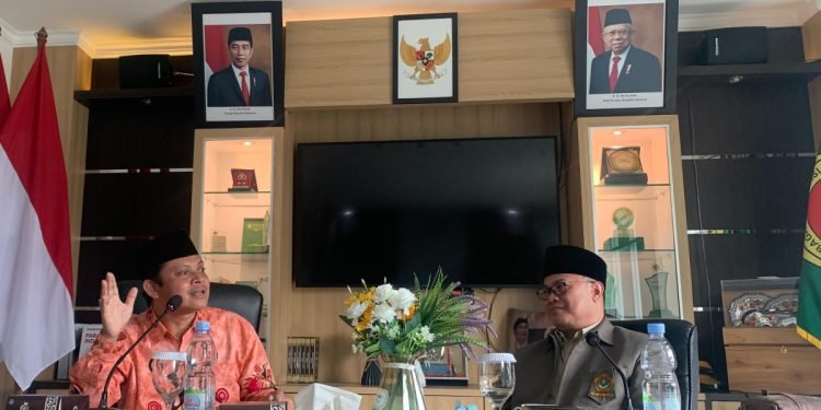 Dr. H. Ahmad Ali dengan Ketua DPW LDII Jawa Barat, KH Dicky Harun. (LINES)