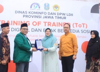 Kepala Diskominfo Jawa Timur, Sherlita Ratna Dewi Agustin bersama pengurus DPW LDII Jatim. (LINES)