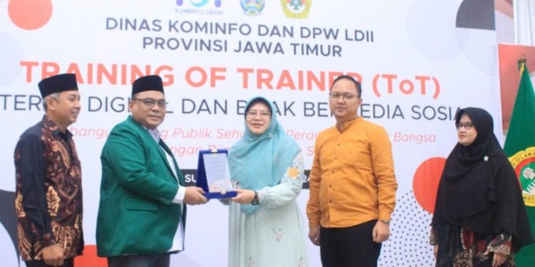 Kepala Diskominfo Jawa Timur, Sherlita Ratna Dewi Agustin bersama pengurus DPW LDII Jatim. (LINES)