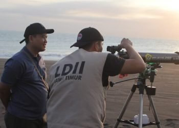 Salah satu titik pengamatan hilal oleh LDII Kabupaten Jember. (Foto: LINES)