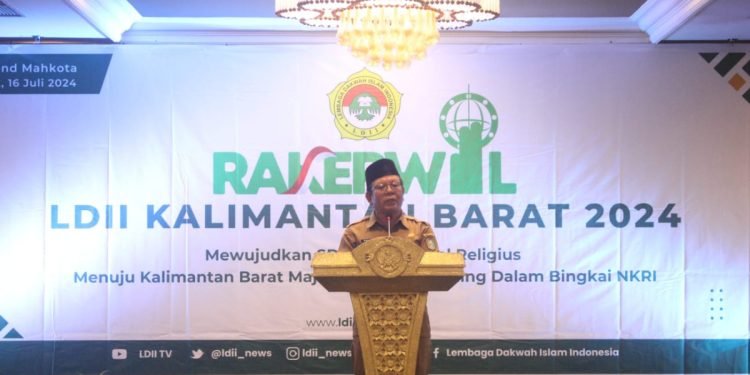 Kepala Biro Kesra Setda Kalbar, Mulyadi ketika membaca sambutan resmi Pj Gubernur. (LINES)