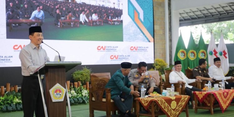 Kepala Bakesbangpol Kabupaten Jombang, Anwar, pada Perkemahan Akhir Tahun Permata CAI ke-45 alumni Ponpes Gadingmangu, yang digagas DPD LDII Kabupaten Jombang. (LINES)