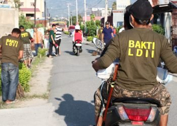 Warga LDII Palu melaksanakan kerja bakti. (LINES).