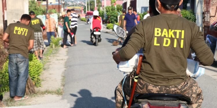 Warga LDII Palu melaksanakan kerja bakti. (LINES).