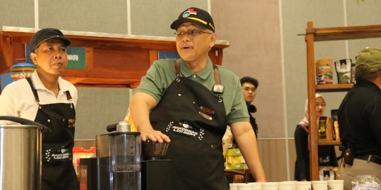 Solusi masalah kebangsaan yang ideal menurut KH Chriswanto, adalah dengan bersilaturahim bukan beradu argumen di media sosial ataupun media massa. (LINES)