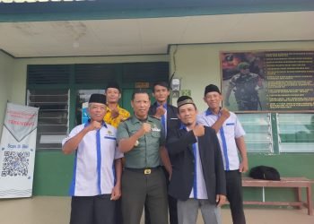 Danramil 1207/10 Terentang, Kapten Inf Gularto saat menerima pengurus LDII. (LINES)