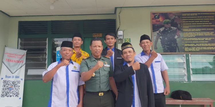 Danramil 1207/10 Terentang, Kapten Inf Gularto saat menerima pengurus LDII. (LINES)