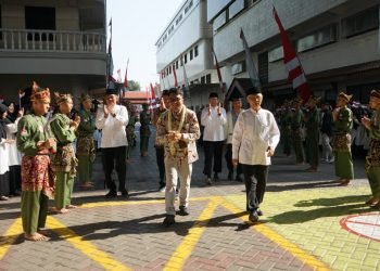 Ketua Tim Verifikator IKI PESAT JATIM Malik Afif disambut pengalungan bunga dan arak-arakan santri atlit Persinas ASAD. (LINES)
