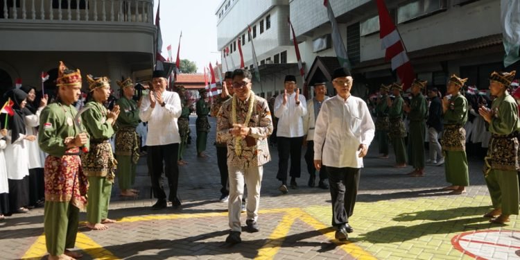 Ketua Tim Verifikator IKI PESAT JATIM Malik Afif disambut pengalungan bunga dan arak-arakan santri atlit Persinas ASAD. (LINES)
