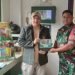 Ketua PC LDII Cimanggis Hady Dwi Purbaya menyerahkan kalender LDII tahun 2025 kepada petugas piket Koramil 06 Cimanggis. (LINES)