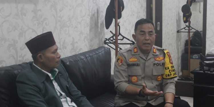 Ketua PC LDII Limo bersama Kapolsek Cinere. (LINES)