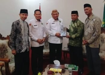 Ketua DPW LDII Kalbar, Susanto bersama Kakanwil Kemenag Kalbar. (FOTO: LINES)