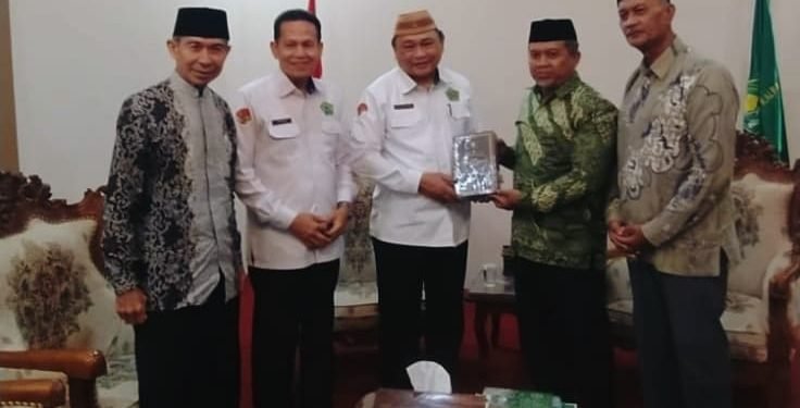 Ketua DPW LDII Kalbar, Susanto bersama Kakanwil Kemenag Kalbar. (FOTO: LINES)