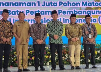 Menteri Agama, Menko PMK, Menteri Dalam Negeri, Dirjen Pendidikan Islam dan sejumlah pejabat pada momen Penanaman 1 Juta Pohon. (LINES)