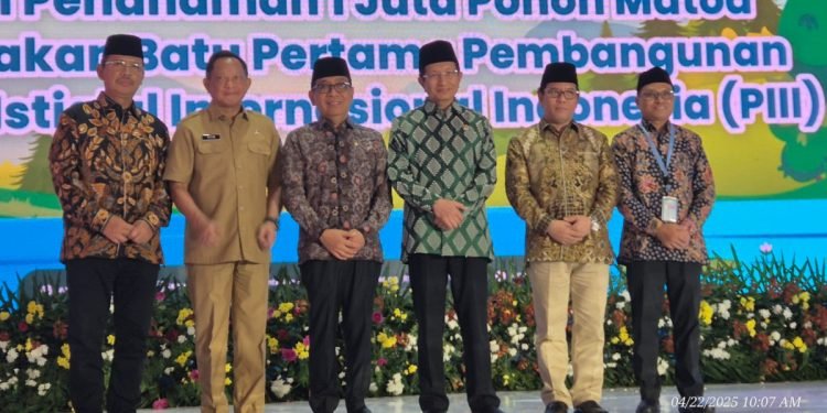 Menteri Agama, Menko PMK, Menteri Dalam Negeri, Dirjen Pendidikan Islam dan sejumlah pejabat pada momen Penanaman 1 Juta Pohon. (LINES)
