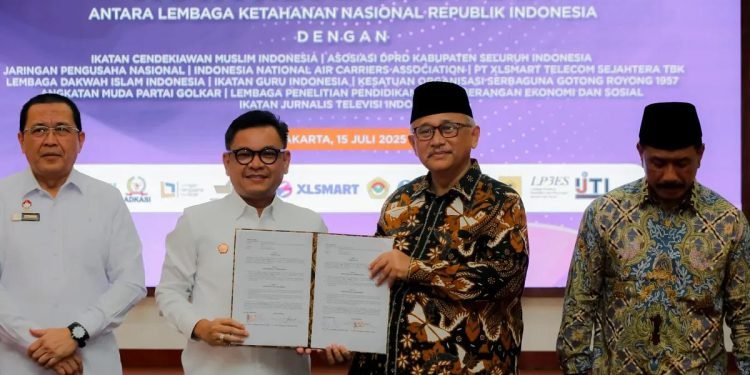 Gubernur Lemhannas RI, TB. Ace Hasan Syadzily dengan Ketum DPP LDII KH. Chriswanto Santoso. (LINES)
