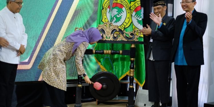 Wakil Bupati Dewi Maria Ulfa saat membuka Musda VII LDII Kabupaten Kediri. (LINES)