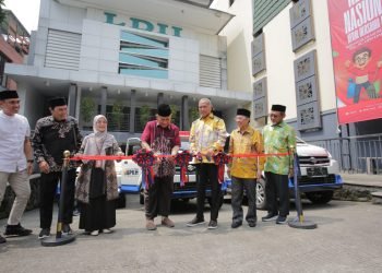 Penyerahan bantuan mobil operasional program kemaslahatan dari Badan Pengelola Keuangan Haji (BPKH).