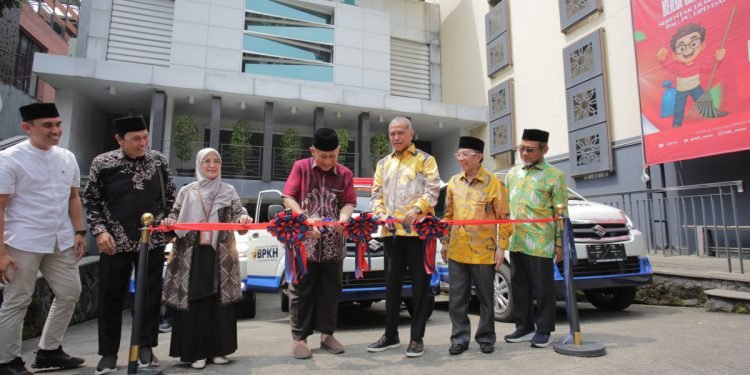 Penyerahan bantuan mobil operasional program kemaslahatan dari Badan Pengelola Keuangan Haji (BPKH).