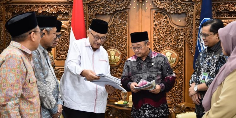 Mendikdasmen Abdul Mu'ti saat menerima Pengurus DPP LDII. (LINES)