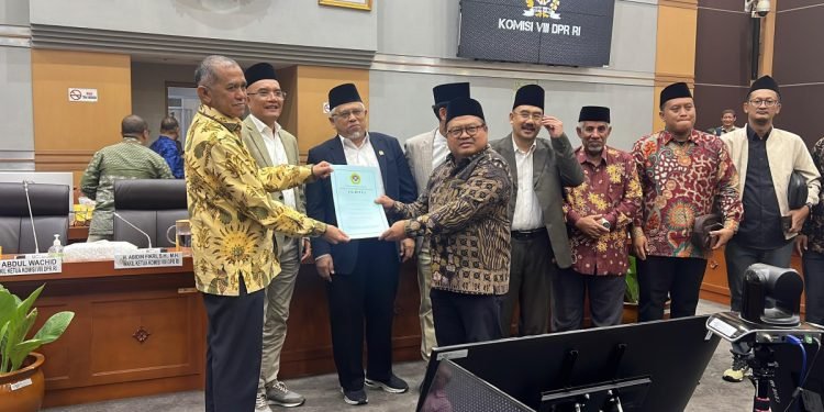 Panitia Kerja (Panja) Haji Komisi VIII DPR RI saat menerima rekomendasi dari LDII terkait pembahasan RUU ibadah haji dan umroh. (LINES)