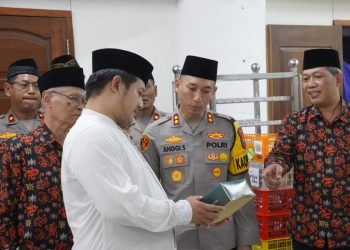 Kapolres Kediri menerima penjelasan dari Ketua Yayasan Wali Barokah. (LINES)