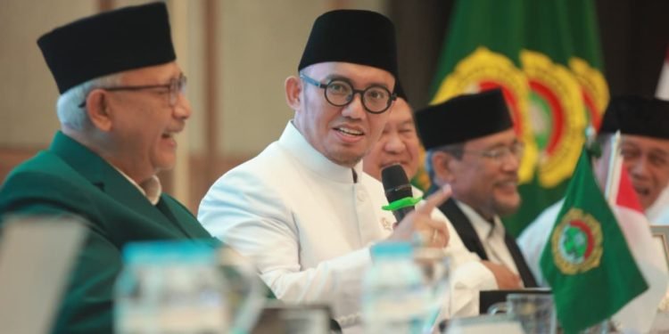 Wamen Haji dan Umroh RI Dahnil Anzar Simanjuntak saat berbicara dalam acara Rapat Koordinasi Nasional III Lembaga Dakwah Islam Indonesia di Pondok Pesantren Minhajurrosyidin, Jakarta, (23/8).