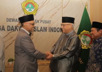 Gus Irfan saat kunjungan ke kantor DPP LDII disambut Ketum DPP LDII. (LINES)