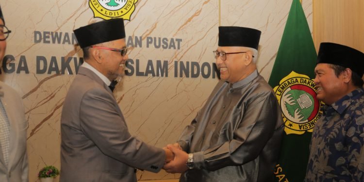 Gus Irfan saat kunjungan ke kantor DPP LDII disambut Ketum DPP LDII. (LINES)