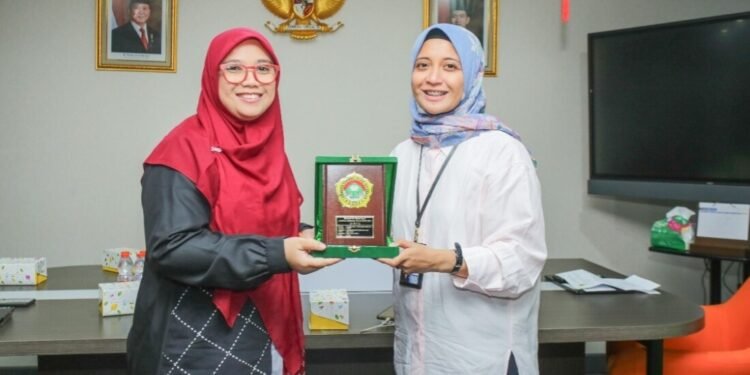 Ketua DPP LDII Siti Nurannisa Parama Bhekti bersama Kepala Pusat Pengembangan Literasi Digital Komdigi, Rizki Ameliah. (LINES)