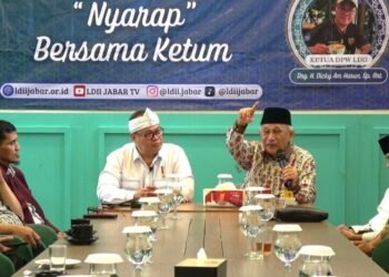 Ketum DPP LDII dan Ketua DPW LDII Jabar bersama awak media. (LINES)