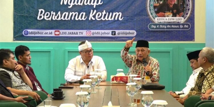 Ketum DPP LDII dan Ketua DPW LDII Jabar bersama awak media. (LINES)
