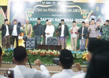 Wakil Rais 'Aam PBNU KH Anwar Iskandar bersama para undangan pada Hari Santri Nasional Kota Kediri 2025. (LINES)