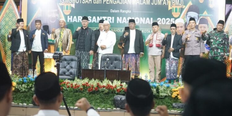 Wakil Rais 'Aam PBNU KH Anwar Iskandar bersama para undangan pada Hari Santri Nasional Kota Kediri 2025. (LINES)