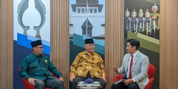 Ketum DPP LDII di antara Ketua DPW LDII Jabar dan pembawa acara TVRI Jabar. (LINES)