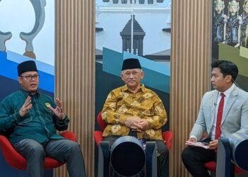 Ketua DPW LDII Jabar dan Ketum DPP LDII pada sesi acara di TVRI Jabar. (LINES)