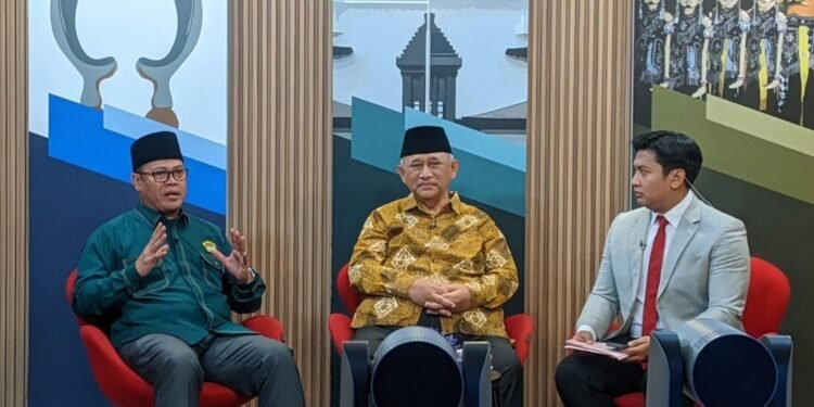 Ketua DPW LDII Jabar dan Ketum DPP LDII pada sesi acara di TVRI Jabar. (LINES)