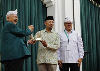 Kepala Bidang Kewaspadaan Daerah Bakesbangpol Jabar H. Khoirul Naim di antara Ketum DPP LDII KH. Chriswanto Santoso dan Ketua DPW LDII Jabar H. Dicky Harun. (LINES)