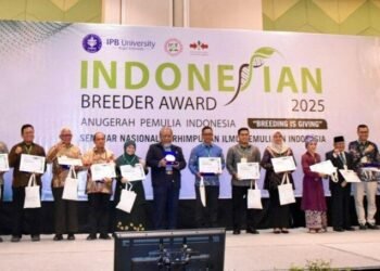 Ketua DPP LDII Rubiyo (keempat dari kiri) meraih penghargaan “Indonesian Breeder Award (IBA) 2025 Kategori Social Impact”. Foto: Istimewa