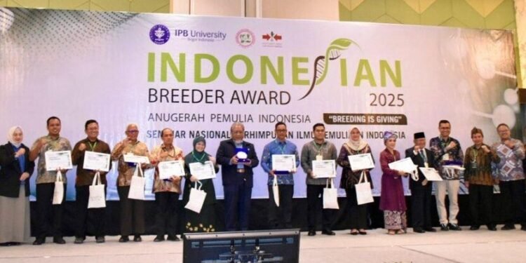 Ketua DPP LDII Rubiyo (keempat dari kiri) meraih penghargaan “Indonesian Breeder Award (IBA) 2025 Kategori Social Impact”. Foto: Istimewa
