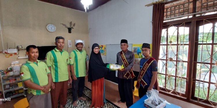 Penyerahan Bantuan LDII Sumbar dan DPD LDII Kab. Dharmasraya di Kota Solok dan Kab. Pesisir Selatan. (LINES)