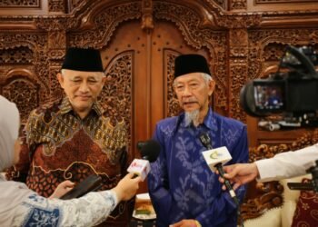 Ketum DPP LDII KH Chriswanto Santoso bersama  Ketua PP Muhammadiyah Bidang Tabligh, Dakwah Komunitas, Kepesantrenan, dan Pembinaan Haji-Umrah, KH Saad Ibrahim. (LINES)