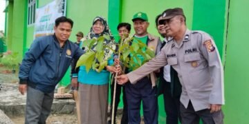 Ketua DPW LDII Kalbar bersama pimpinan Sekolah Tinggi Agama Islam (STAI) Mempawah. (LINES Kalbar)