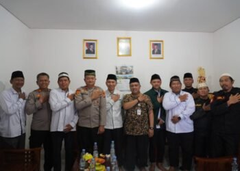 Kapolsek Pancoran Mas saat berkunjung ke PC LDII. (LINES)