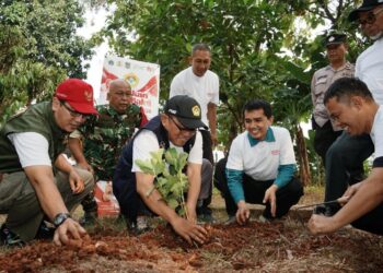 Sekretaris Umum DPP LDII Tri Gunawan Hadi bersama aparat pemerintah dan tokoh masyarakat setempat menanam pohon.